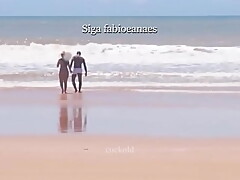 (TRECHO) Sarro gostoso interracial da howife. Esposa gostosa de biquini se exibe na praia e pega no pauzã_o do negã_o de sunga branca e recebe massagem na frente do corno.